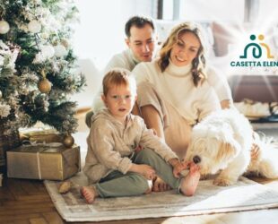famiglia felice sotto l'albero