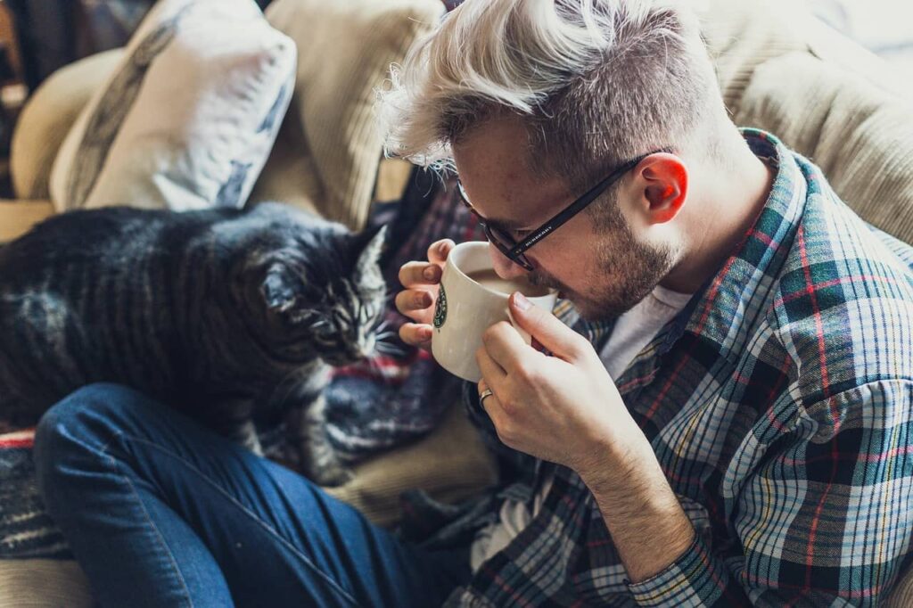 uomo e gatto